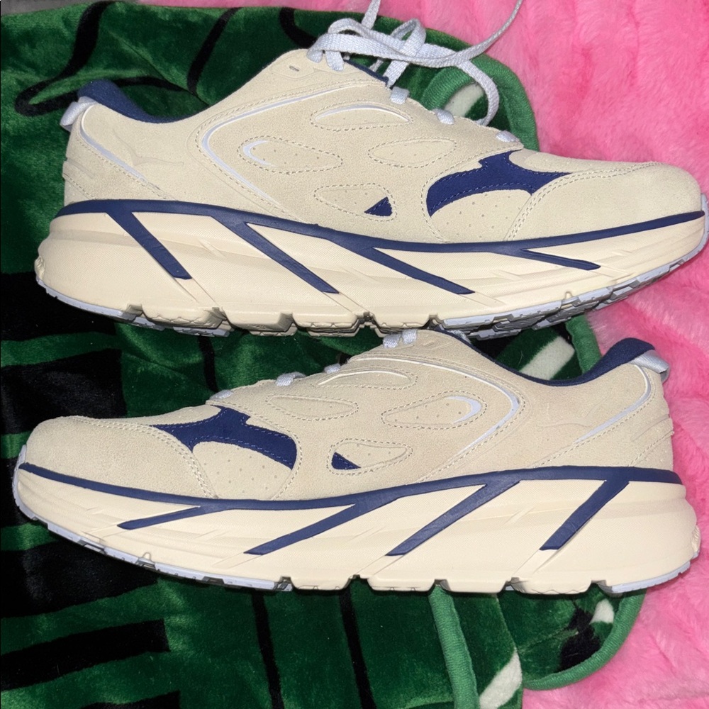 Hoka men’s  Beige and Navy Sneakers size 11 brandnew no box - Picture 2 of 5